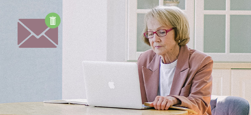 femme senior devant un ordinateur