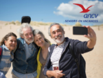 Seniors se prenant en photo sur une place