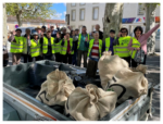 Le groupe de bénévoles du club l'amitié de Sémalens avec les sacs remplis de déchets plastiques à la fin de la marche de collecte 50 ans 50 tonnes