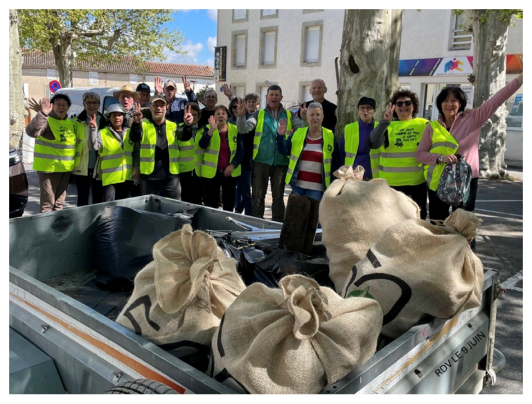 Le groupe de bénévoles du club l'amitié de Sémalens avec les sacs remplis de déchets plastiques à la fin de la marche de collecte 50 ans 50 tonnes