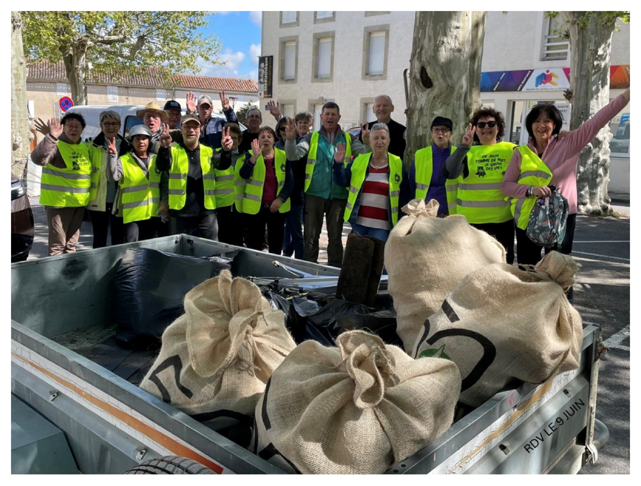 Le groupe de bénévoles du club l'amitié de Sémalens avec les sacs remplis de déchets plastiques à la fin de la marche de collecte 50 ans 50 tonnes