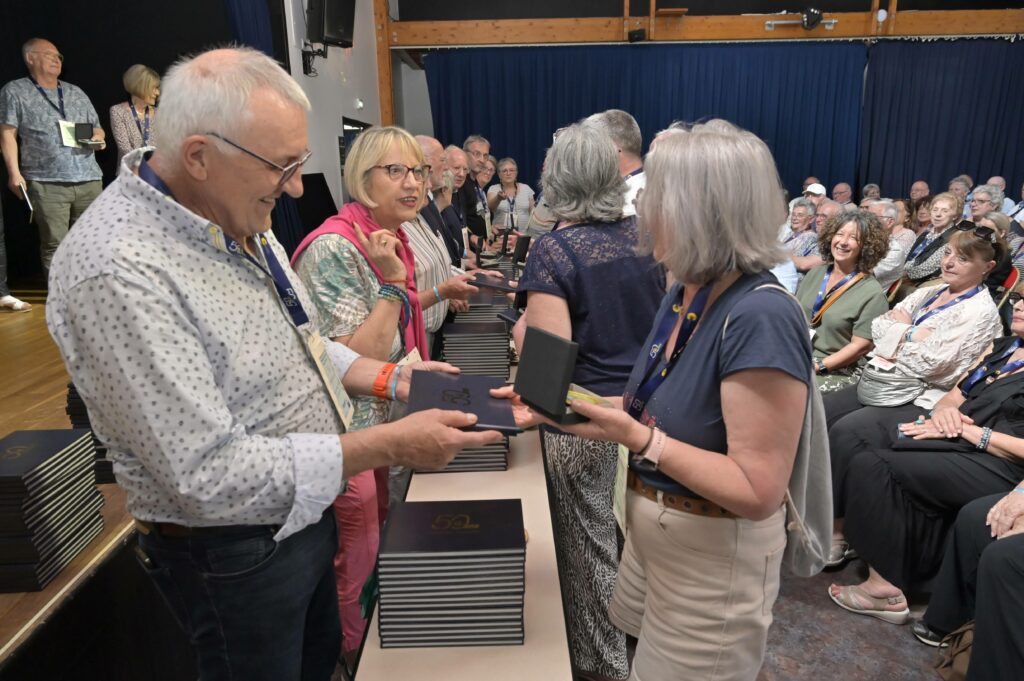 Remise du livres des 50 ans de Générations Mouvement